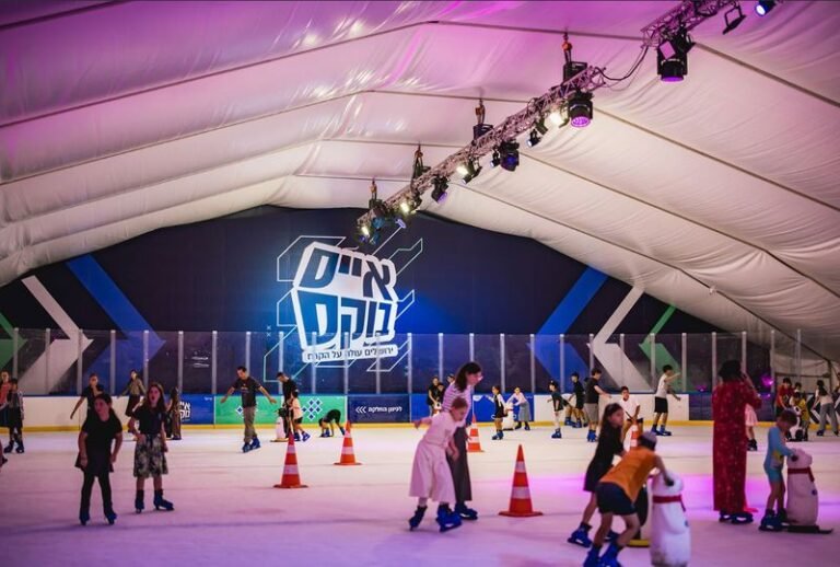 מחליקים במתחם אייס בוקס בירושלים — צילום תומר פולטין
